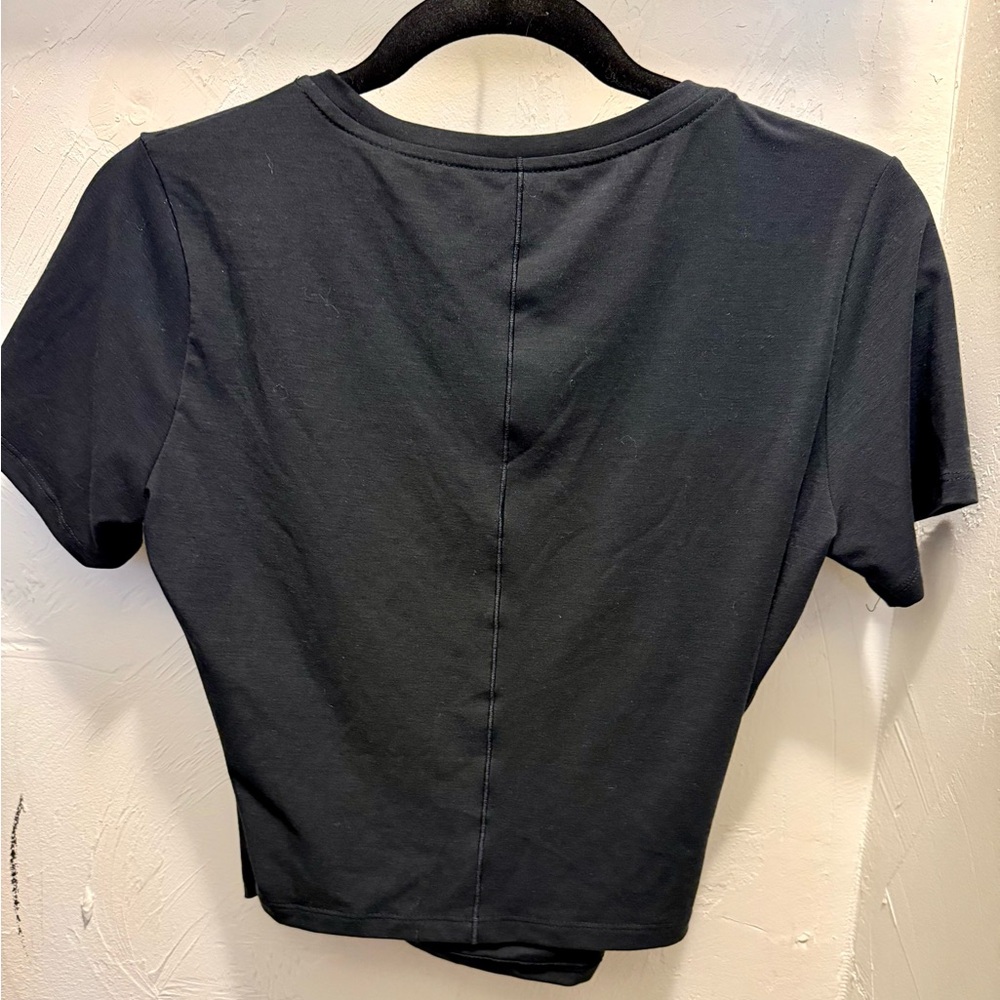 🏷️NWT Nike Dri-FIT One Luxe Women's Twist Cropped Short-Sleeve Top in Black 🖤 - Picture 7 of 12